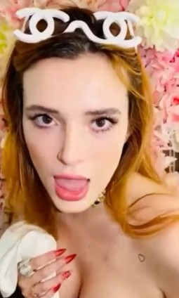 Bella Thorne handbra nipslip Video